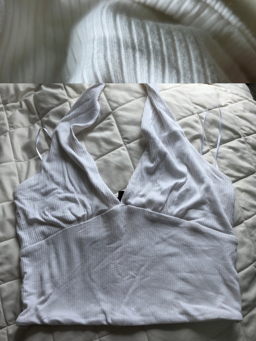 💛 Halter V-Neck - Picture 2 of 4